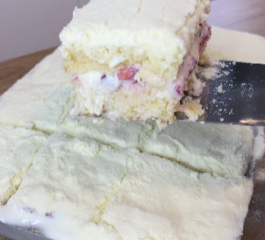 Bolo Gelado de Ninho com Morangos