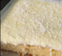 Bolo de Creme de Leite com Calda de Coco