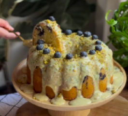 Bolo de Pistache e Mirtilos