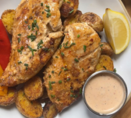 Frango grelhado com molho de iogurte picante batatas assadas e pimentões