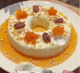 Patê de Queijos com Damasco e Calda de Caramelo