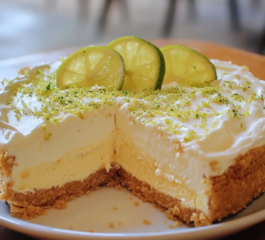 Torta de Limão Cremosa com Crosta de Bolacha