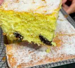 Bolo Cítrico de Coco com Ameixa