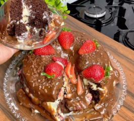 Bolo De Chocolate Com Morango E Creme De Ninho