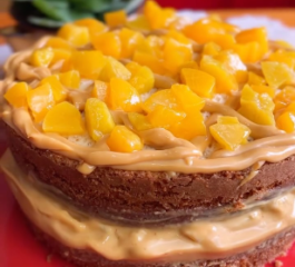 Bolo com Doce de Leite e Pêssegos