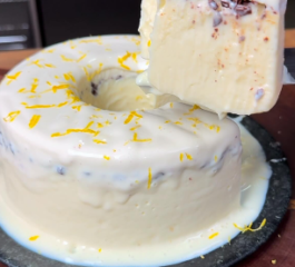 Pudim de Limão com Calda de Chocolate Branco