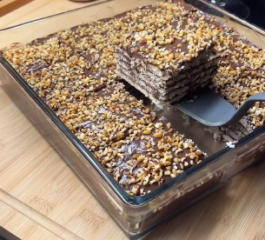 Bolo Gelado de Chocolate com Biscoito