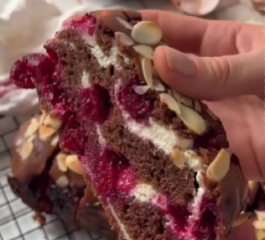 Bolo Integral de Chocolate com Recheio de Cereja e Iogurte Grego