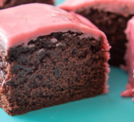 Bolo de Chocolate com Brigadeiro de Morango