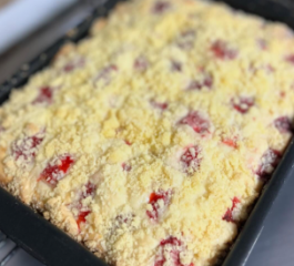 Cuca com Creme Belga e Morangos