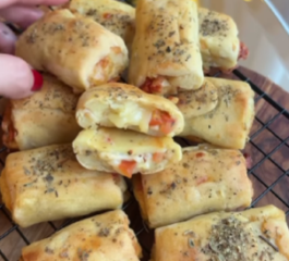 Enroladinho de queijo tomate e orégano