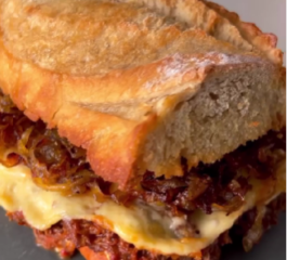Sanduíche de Carne de Panela com Cebola Caramelizada