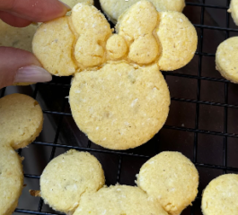 Bolachinhas de Fubá com Laranja e Coco