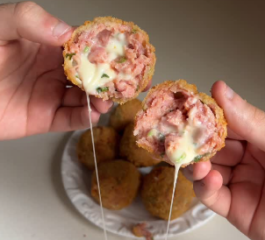 Bolinho de Linguiça com Queijo