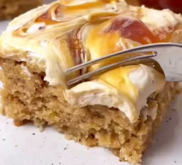 Bolo Fit de Maçã com Calda Cremosa