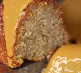 Bolo de Canela com Calda de Doce de Leite