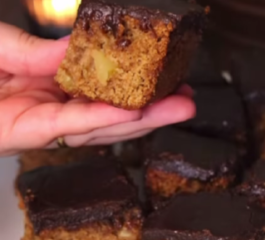 Bolo de Maçã com Cobertura de Açúcar Mascavo