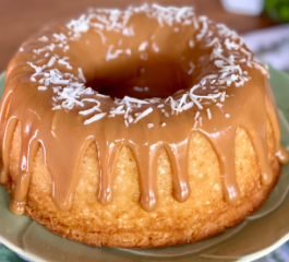 Bolo de Tapioca com Calda de Doce de Leite