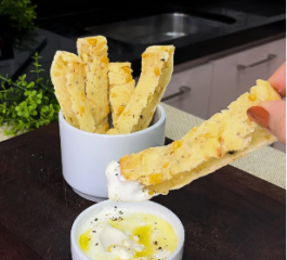 Palitinhos de Tapioca com Alho e Queijo