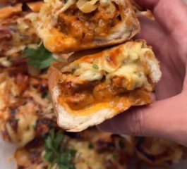 Rolinhos de Frango Recheados com Queijo com Cebola Caramelizada
