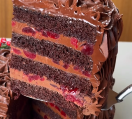 Bolo de Chocolate com Cereja